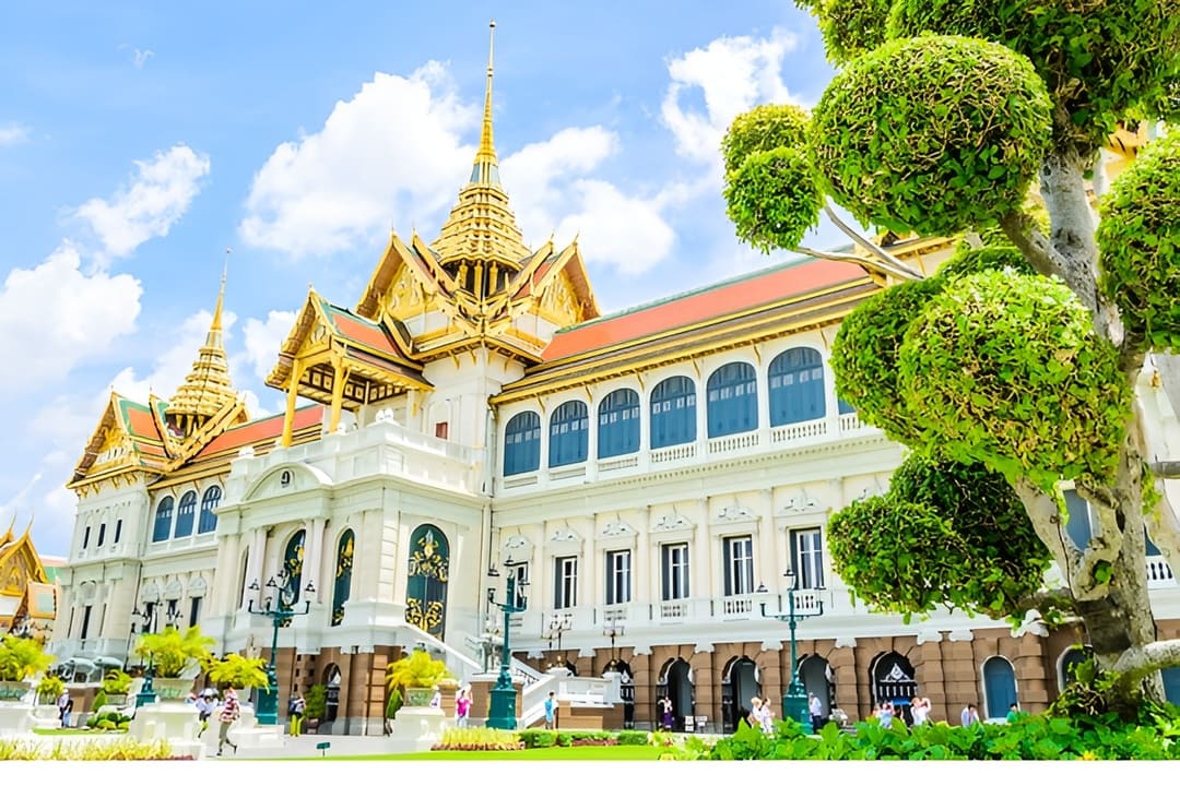 Book the grand palace a must see attraction in Thailand at flyingcarpet.travel